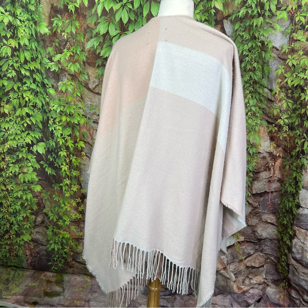 SOIA & KYO Dusty Rose Color Block Ruana Wrap, One Size - Picture 6 of 10